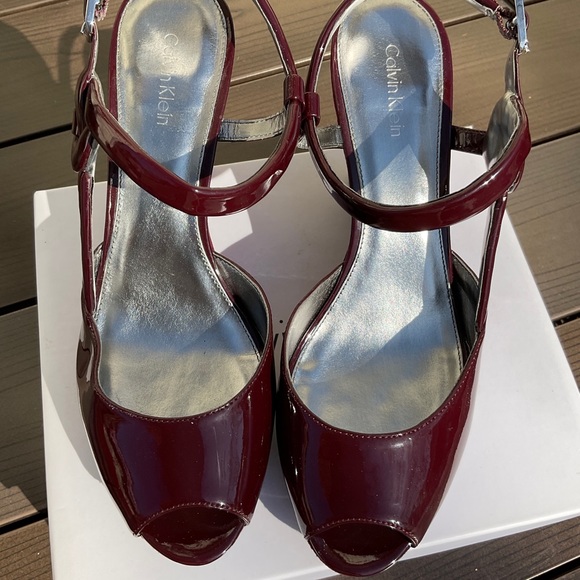 Calvin Klein Steffi Patent Bordeaux Wedge - Picture 2 of 4